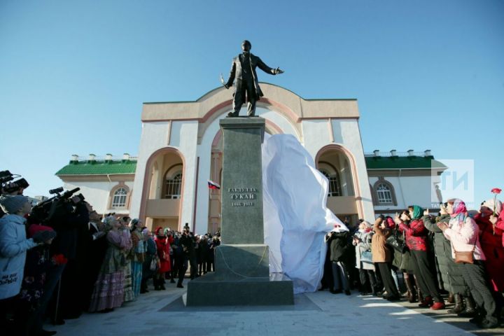 Рустам Минниханов и Радий Хабиров в Уфе открыли памятник татарскому поэтому Габдулле Тукаю