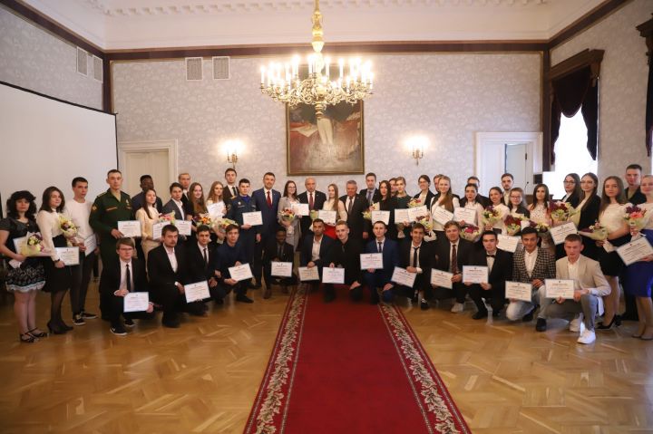Аспиранты получили по 33,3 тысячи рублей, студенты - по 27,8 тысяч!