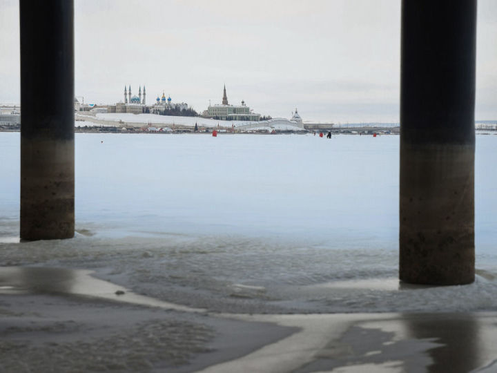 Спасатели предупреждают жителей Казани об опасности выхода на лед
