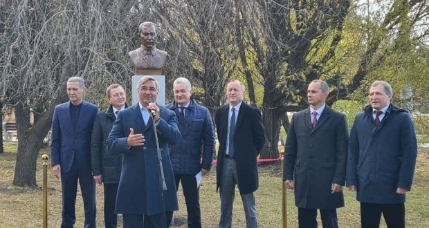 В Екатеринбурге открыли памятник Мусе Джалилю