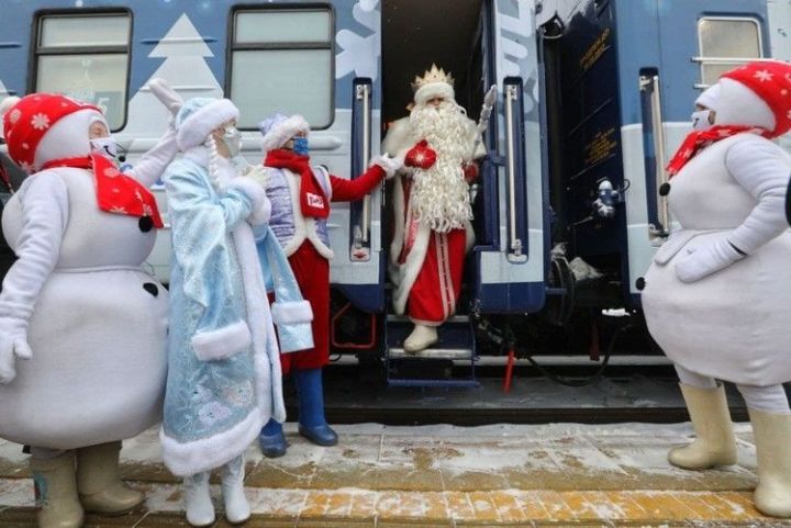 В Казань приехал праздничный поезд Деда Мороза