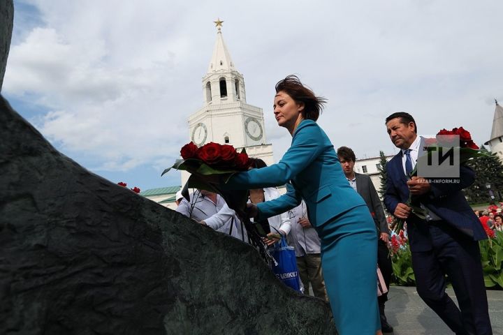 В столице Татарстана возложили цветы к памятнику Мусе Джалилю и его соратникам