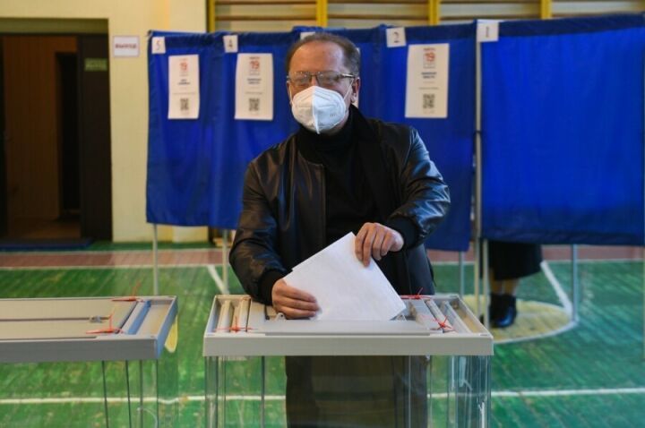 Мэр Нижнекамска проголосовал одним из первых
