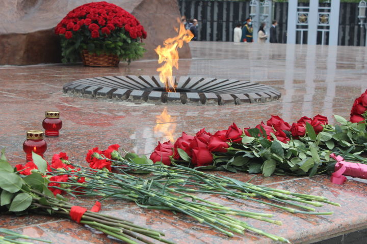 Рустам Минниханов возложил цветы к Вечному огню