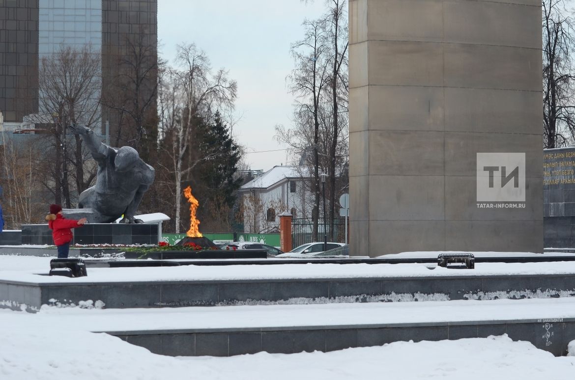 Памятник погибшему солдату. Вечный огонь парк Горького Казань. Парк Горького Казань памятник. Памятник неизвестному солдату в Казани в парке Горького. Памятник погибшему солдату в парке Горького Казань.