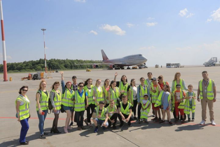Казанский аэропорт провел экскурсию для детей из интерната