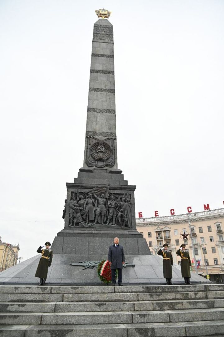 Раис РТ возложил венок к монументу Победы в Минске