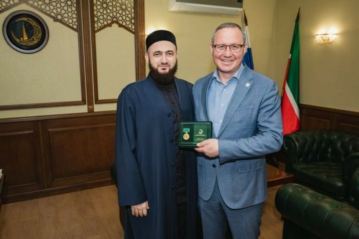 Муфтий Татарстана вручил Айдару Салимгараеву медаль «Бердәмлек»