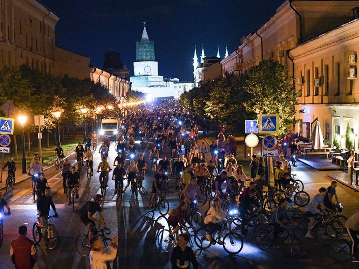 «Ночной велофест»: сомбреро, тюбетейки, кокошники в честь Универисады-2013